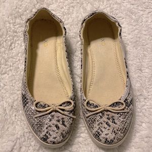 Tommy Bahama Relaxology Caylee snake print shoes. Ladies 6.5